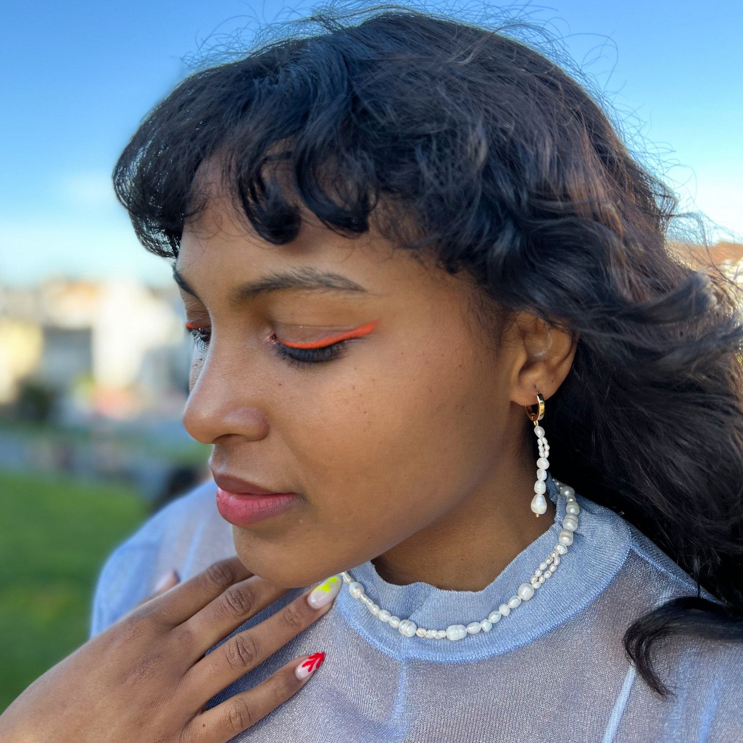 Roop Jewelry mélange pearl earrings. Freshwater pearl earrings. Spring 2022 jewelry trends. Summer 2022 jewelry trends. Spring 2022 aesthetic. Summer 2022 aesthetic. Jewelry styled on Danielle Meulens. Painted ladies in Alamo Square Park.