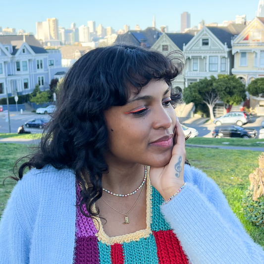 Roop Jewelry rainbow pearl necklace. Rainbow aesthetic jewelry. Spring 2022 aesthetic. Summer 2022 aesthetic. Pearl necklace in Oakland, Ca. Danielle Meulens in Alamo Square Park.